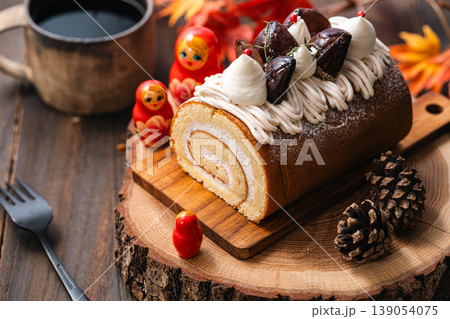 マトリョーシカに見守られるロールケーキ 139054075