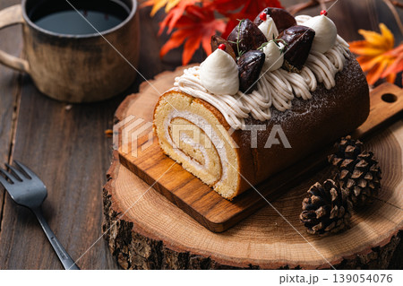モンブランのロールケーキ モンブランのロールケーキ 139054076