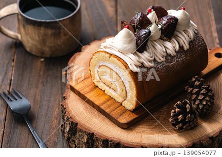 モンブランのロールケーキ 139054077