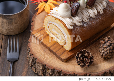 モンブランのロールケーキ 139054499