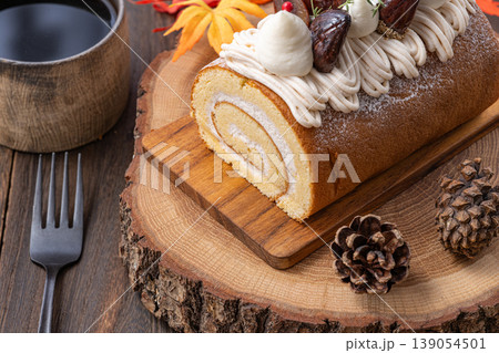 モンブランのロールケーキ 139054501