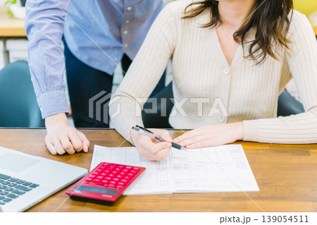 家計管理 家計簿を付ける夫婦 139054511