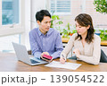 家計管理 家計簿を見つめる夫婦 139054522