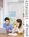 家計管理 家計簿を見つめる夫婦 139054524