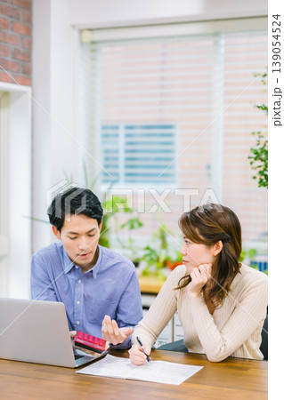 家計管理 家計簿を見つめる夫婦 139054524