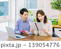 家計簿を書きながら悩む若い夫婦 139054776