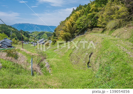 春ののどかな山里の風景 奈良県明日香村 春ののどかな山里の風景 奈良県明日香村 139054856
