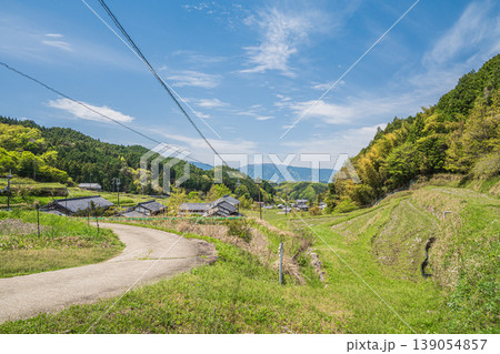 春ののどかな山里の風景 奈良県明日香村 春ののどかな山里の風景 奈良県明日香村 139054857