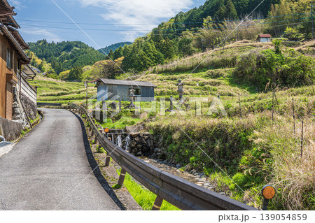 春ののどかな山里の風景　奈良県明日香村 139054859