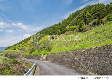 春ののどかな山里の風景　奈良県明日香村 139054866