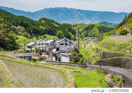 春ののどかな山里の風景 奈良県明日香村 春ののどかな山里の風景 奈良県明日香村 139054868