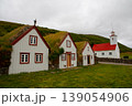 北欧の島国アイスランド　アークレイリ近郊のロイヴァゥス　伝統家屋の芝屋根のターフハウスと教会 139054906