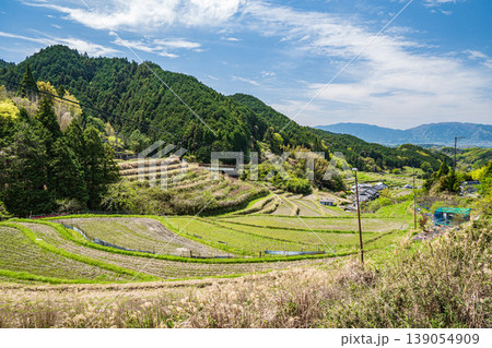 春ののどかな山里の風景 奈良県明日香村 春ののどかな山里の風景 奈良県明日香村 139054909
