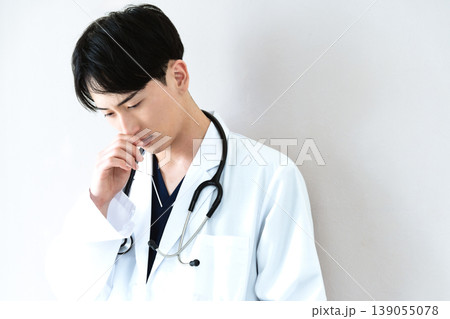 苦悩する医師 139055078