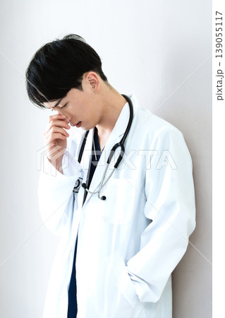 苦悩する医師 139055117