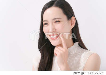 スキンケアをする女性 スキンケアをする女性 139055123