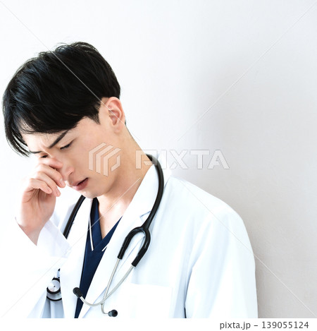 苦悩する医師 苦悩する医師 139055124