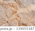 自然な岩肌のテクスチャ背景｜ベージュと錆色の石のクローズアップ 139055387
