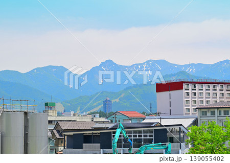 山景色 麓の民家 越後湯沢駅西口付近らの眺め 山景色 麓の民家 越後湯沢駅西口付近らの眺め 139055402
