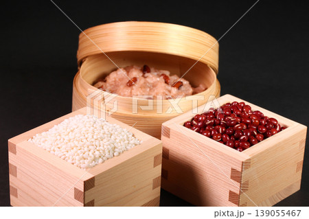 蒸篭に入ったお赤飯と、枡に盛られた小豆ともち米 蒸篭に入ったお赤飯と、枡に盛られた小豆ともち米 139055467