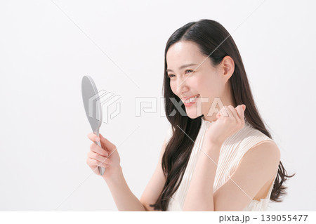 手鏡を持つ笑顔の女性 139055477