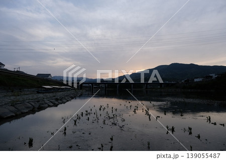 日没後の肘川と遠く見える大洲城 139055487