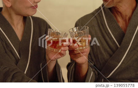 寝室でウイスキーを飲むシニア夫婦　顔無し 139055778