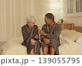 夜のベッドルームで会話するシニアの夫婦 139055795