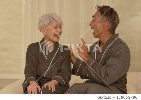 夜のベッドルームで会話するシニアの夫婦 夜のベッドルームで会話するシニアの夫婦 139055796