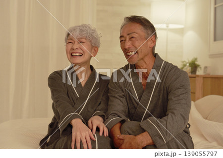 シニアの夫婦 ポートレート 夜のベッドルーム シニアの夫婦 ポートレート 夜のベッドルーム 139055797