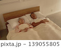 シニア夫婦　睡眠　自宅の寝室 139055805