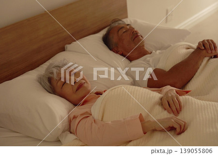 シニア夫婦　睡眠　自宅の寝室 139055806