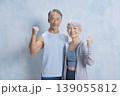 エクササイズするシニアの男性と女性　ガッツポーズ 139055812