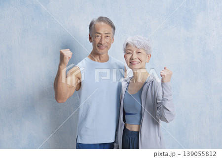 エクササイズするシニアの男性と女性　ガッツポーズ 139055812