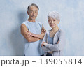 エクササイズするシニアの男性と女性のポートレート　カメラ目線 139055814
