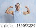 シニアの男性　筋肉　力こぶ 139055820