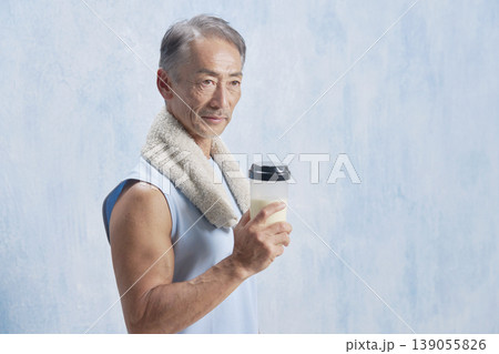 プロテインのボトルを持つトレーニングするシニア男性 プロテインのボトルを持つトレーニングするシニア男性 139055826
