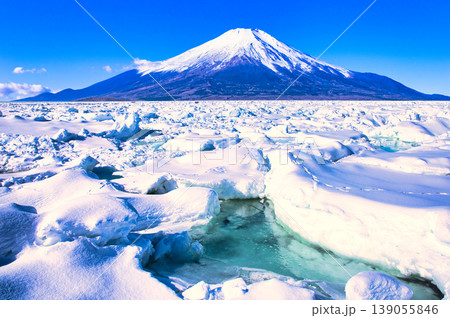 オホーツク海の流氷と富士山合成 139055846