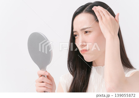 頭皮に悩む女性 頭皮に悩む女性 139055872