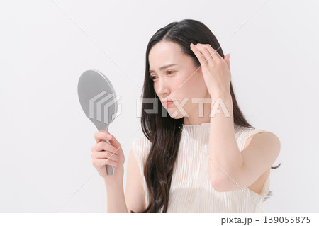 頭皮に悩む女性 頭皮に悩む女性 139055875