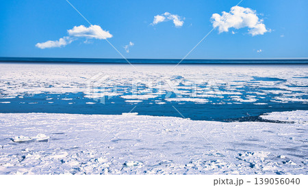 冬の風物詩・美しいオホーツク海の流氷 冬の風物詩・美しいオホーツク海の流氷 139056040