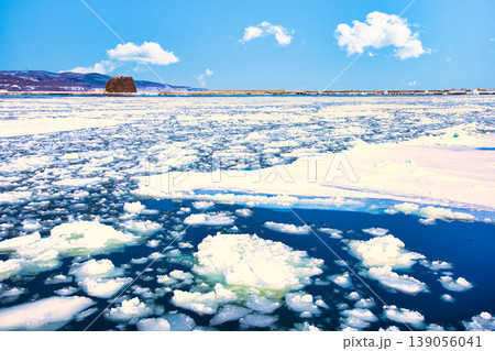 冬の風物詩・美しいオホーツク海の流氷 冬の風物詩・美しいオホーツク海の流氷 139056041