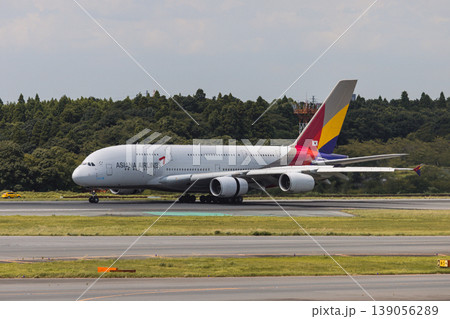 成田空港で着陸滑走するアシアナ航空A380 成田空港で着陸滑走するアシアナ航空A380 139056289