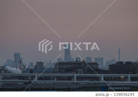 夕暮れの都市遠景と工業地帯の風景 夕暮れの都市遠景と工業地帯の風景 139056295