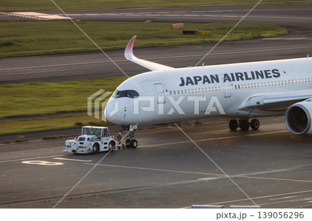 旅客機の地上牽引作業と空港の風景 旅客機の地上牽引作業と空港の風景 139056296