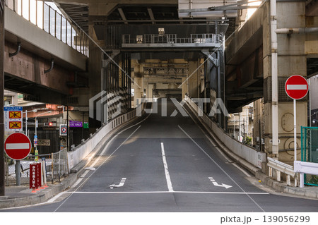 高架道路下の直線的な入口構造 139056299