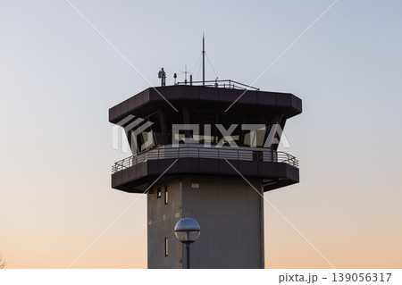 空港の管制塔外観と夕方の空（調布飛行場） 139056317
