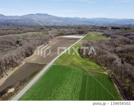 群馬県嬬恋村の北軽井沢エリアから望む浅間山と春の農地の空撮風景 群馬県嬬恋村の北軽井沢エリアから望む浅間山と春の農地の空撮風景 139056502