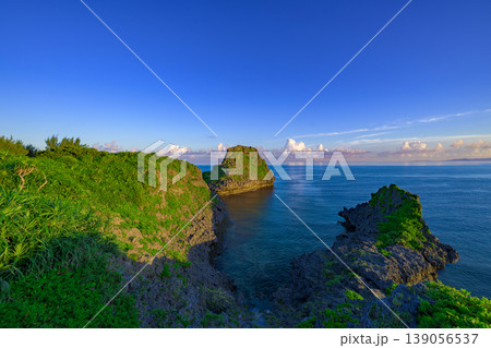 真栄田岬の断崖と青い海が織りなす沖縄らしい爽快な絶景風景 真栄田岬の断崖と青い海が織りなす沖縄らしい爽快な絶景風景 139056537