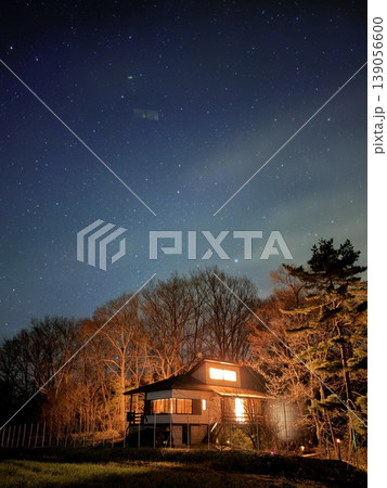 群馬県嬬恋村の北軽井沢で楽しむキャンプファイアと満天の星空の下のコテージ 群馬県嬬恋村の北軽井沢で楽しむキャンプファイアと満天の星空の下のコテージ 139056600